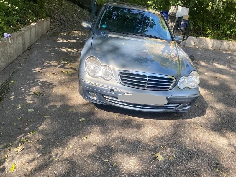 Grau Gebraucht 2005 Mercedes 220 Kombi | 2.150 € - Bild 1/4