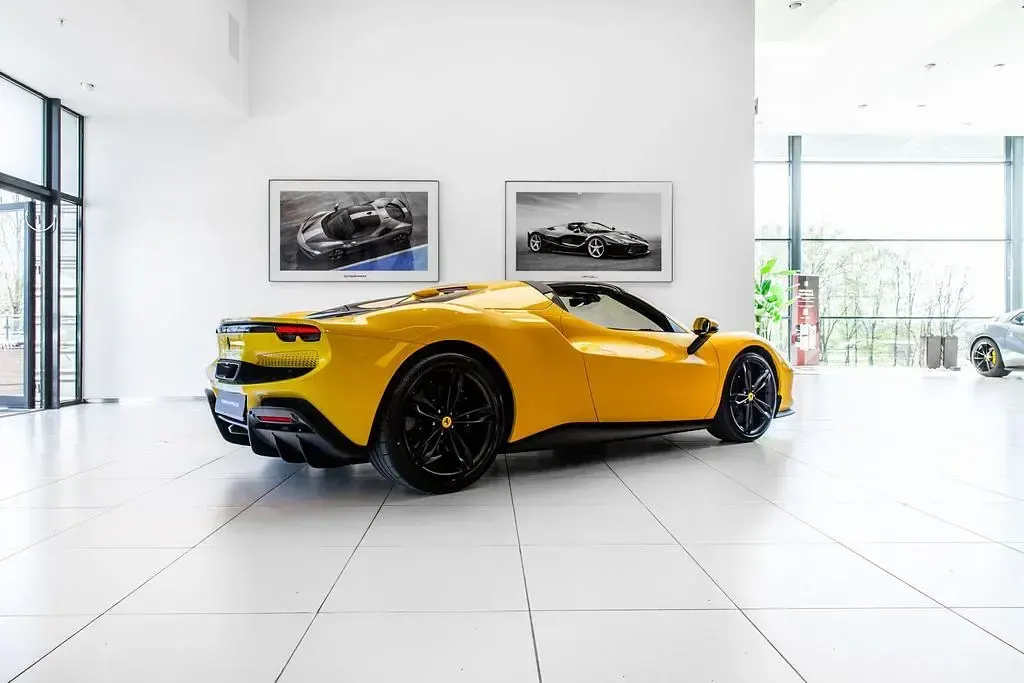 Nouă Ferrari 296 2025 Galben Cabrio