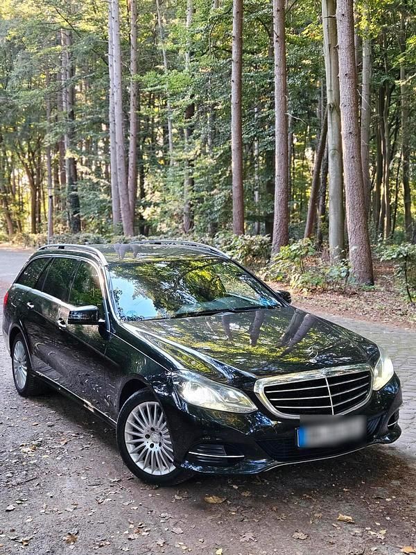 Schwarz Gebraucht 2013 Mercedes E220 Kombi | 9.900 € (Fairer Preis) - Bild 1/4