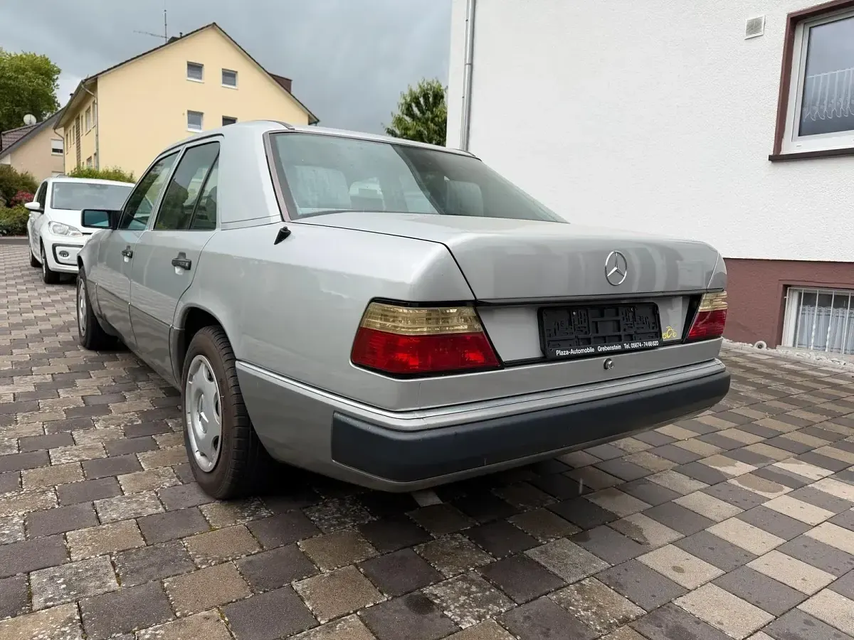 Gebraucht Mercedes 200 118 PS (86 kW) 1990 Silber Limousine
