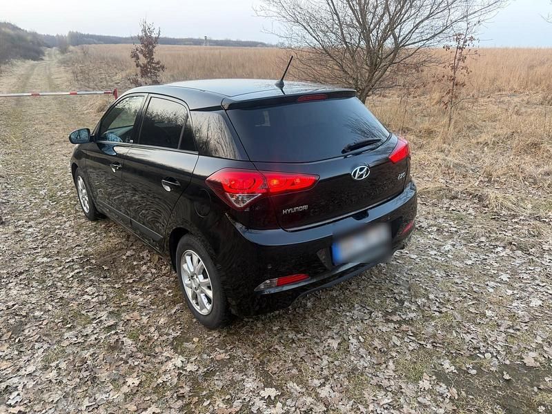 Gebraucht Hyundai i20 101 PS (74 kW) 2017 Schwarz Kleinwagen