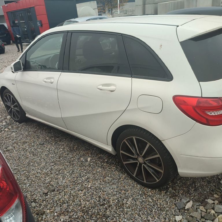 Weiß Gebraucht 2012 Mercedes B180 Van / Kleinbus | 9.500 € (Fairer Preis) - Bild 1/4