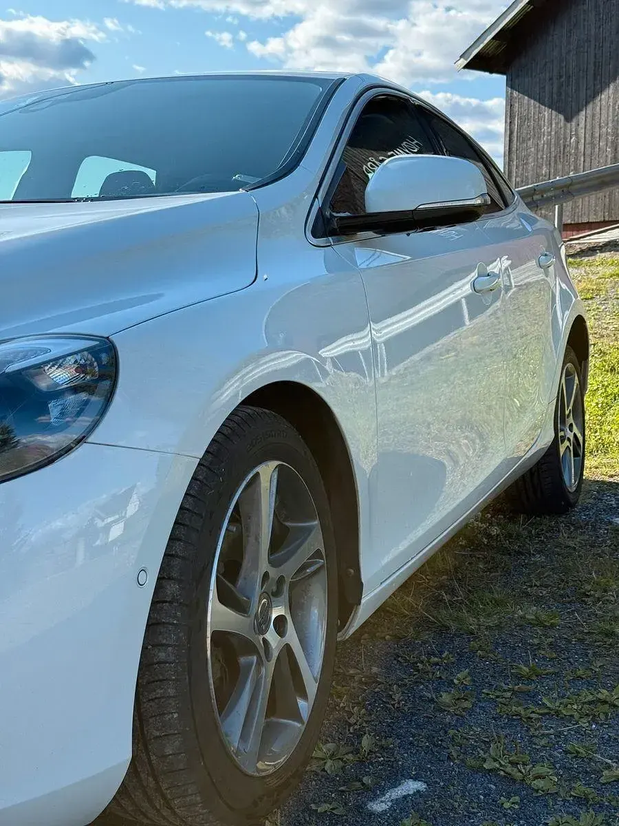 Gebraucht Volvo V40 Summum 114 PS (83 kW) 2015 Weiß Kombi