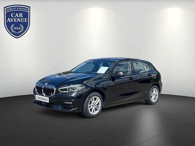 Schwarz (black sapphire (schwarz)) Gebraucht 2023 BMW 118 Sport Line Kleinwagen | 25.150 € (Fairer Preis) - Bild 1/4