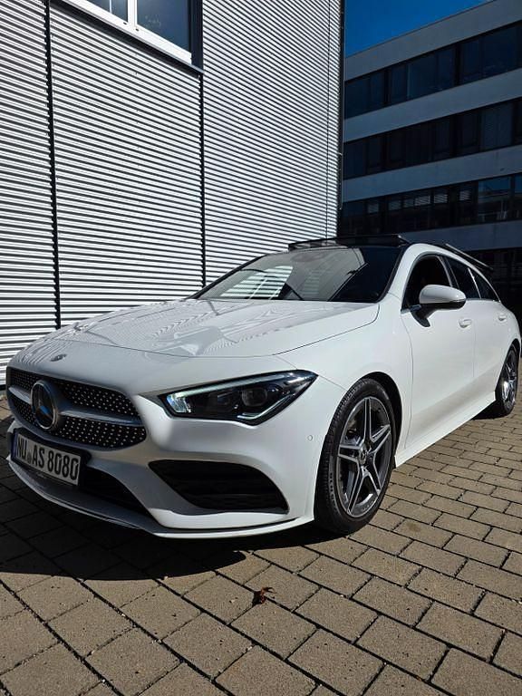 Weiß Gebraucht 2019 Mercedes CLA200 Shooting Brake Kombi | 27.500 € (Teuer) - Bild 1/4