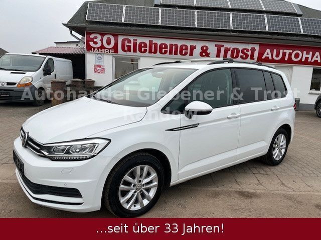 Weiß Gebraucht 2016 VW Touran Comfortline Van / Kleinbus | 16.900 € - Bild 1/4