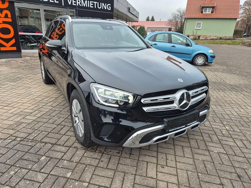 Schwarz Gebraucht 2021 Mercedes GLC300 SUV | 31.790 € (Guter Preis) - Bild 1/4