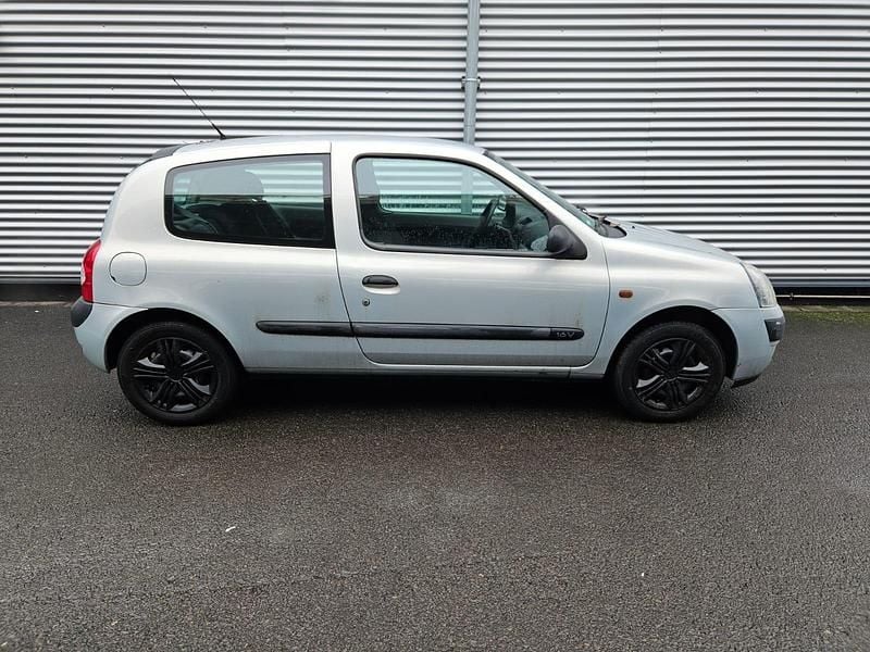 Second-hand Renault Clio II 2002 Argintiu Hatchback