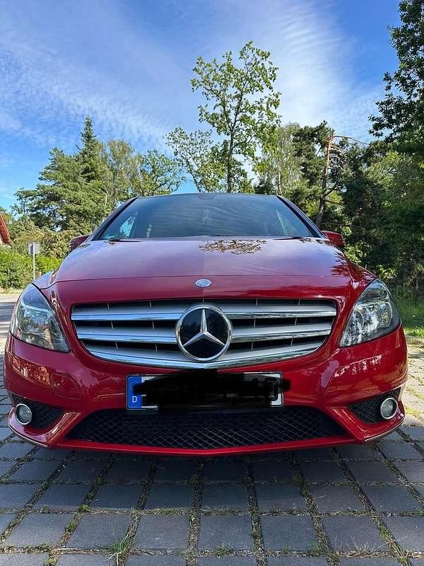 Rot Gebraucht 2014 Mercedes B250 Van / Kleinbus | 15.000 € (Fairer Preis) - Bild 1/4