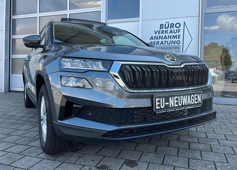 Grau Neu 2025 Skoda Karoq Selection SUV | 33.890 € (Fairer Preis) - Bild 1/4
