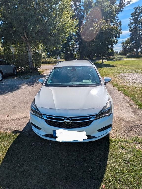 Weiß Gebraucht 2016 Opel Astra Dynamic Kombi | 6.590 € (Superpreis) - Bild 1/4