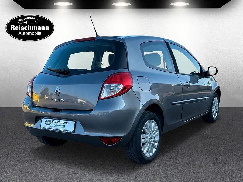 Gebraucht Renault Clio III Dynamique 75 PS (55 kW) 2010 Grau Kleinwagen