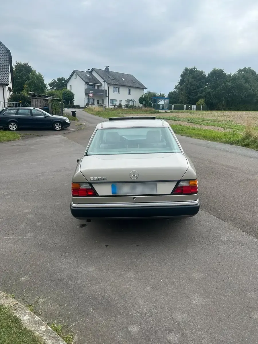 Gebraucht Mercedes E230 134 PS (98 kW) 1990 Grau Limousine