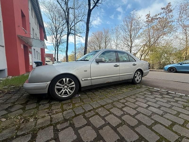 Usata Mercedes E280 204 CV (150 kW) 2000 Argento Berlina