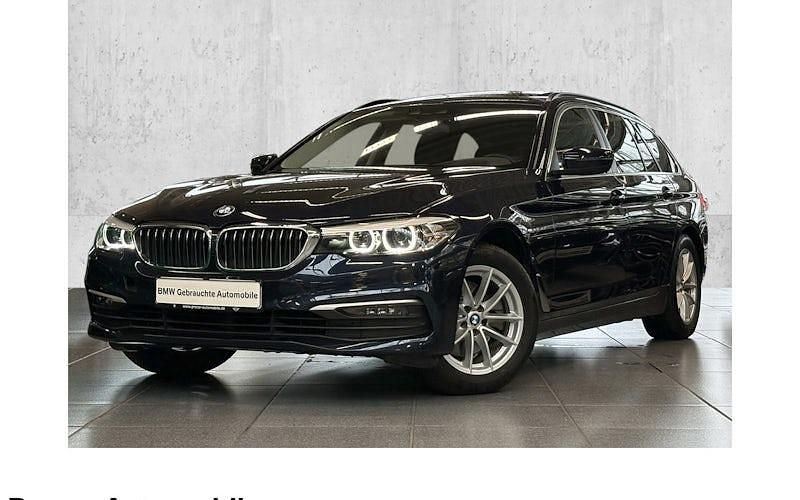 Imperialblau brillanteffekt Gebraucht 2019 BMW 520 Sport Line Kombi | 27.390 € (Etwas zu teuer) - Bild 1/4