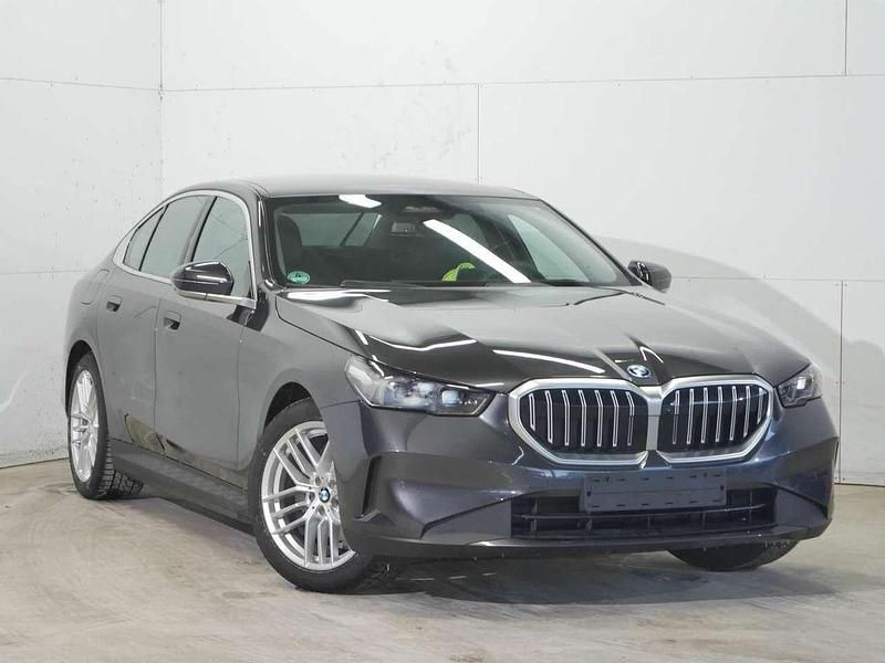 Gebraucht BMW 530e 299 PS (219 kW) 2024 Sophistograu brillanteffekt Limousine