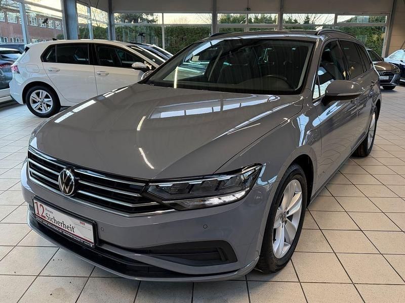 Gebraucht VW Passat R 150 PS (110 kW) 2022 Grau Kombi