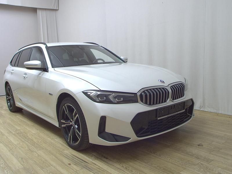 Gebraucht BMW 330e M Sport 184 PS (135 kW) 2022 Mineralweiss metallic Kombi