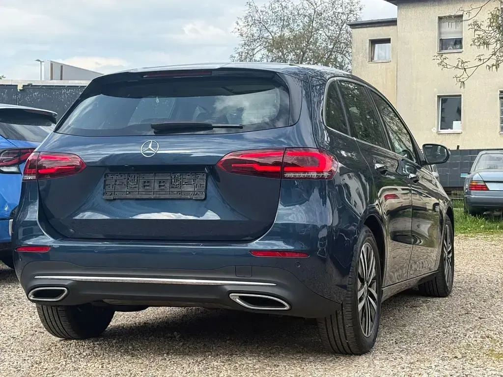 Gebraucht Mercedes B180 136 PS (100 kW) 2021 Blau Kleinwagen