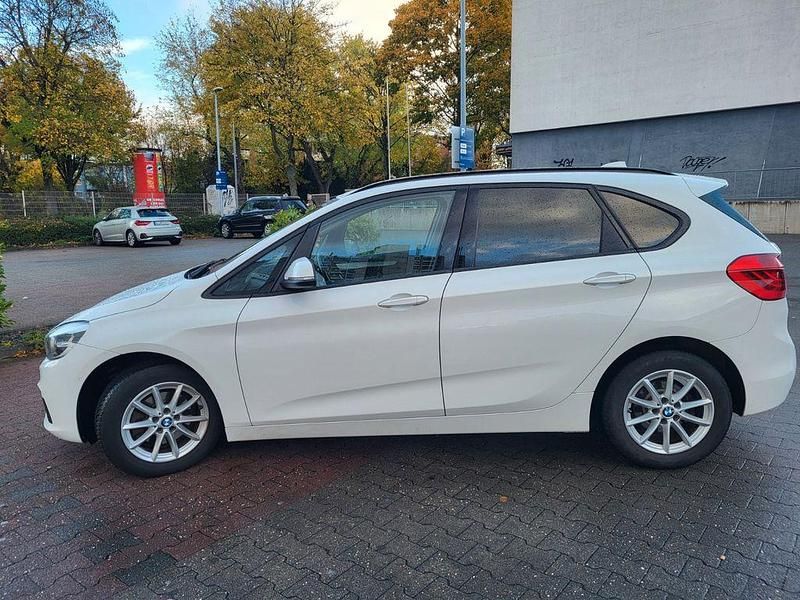 Weiß Gebraucht 2015 BMW 218 Active Tourer Comfort Edition Van / Kleinbus | 9.999 € (Fairer Preis) - Bild 1/4