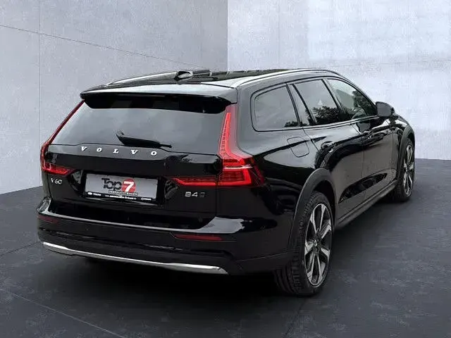 Gebraucht Volvo V60 CC Plus 197 PS (144 kW) 2023 Schwarz Kombi