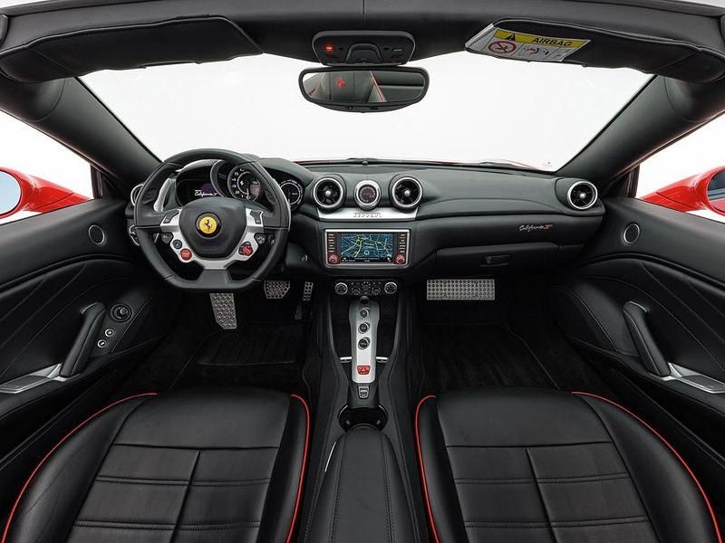 Second-hand Ferrari California 560 CP (411 kW) 2017 Roșu Cabrio