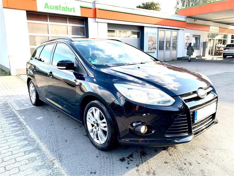 Schwarz Gebraucht 2013 Ford Focus Kombi | 2.888 € (Superpreis) - Bild 1/4