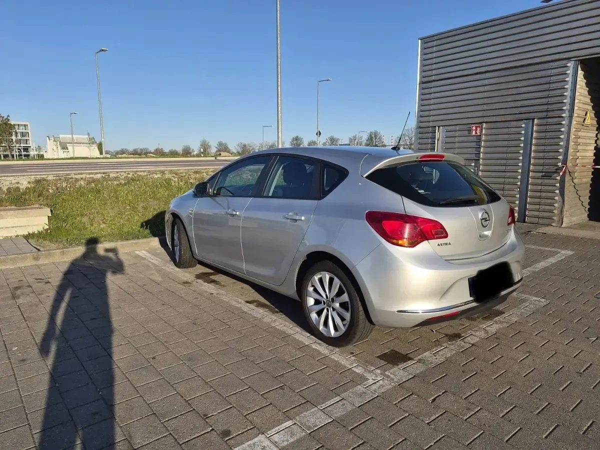 Gebraucht Opel Astra Edition 101 PS (74 kW) 2013 Silber Limousine