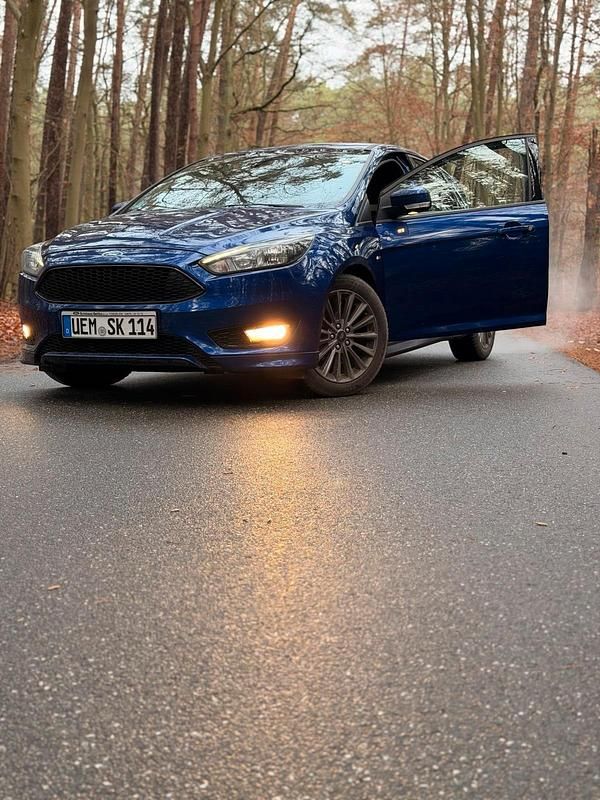 Blau Gebraucht 2017 Ford Focus Limousine | 13.000 € - Bild 1/4