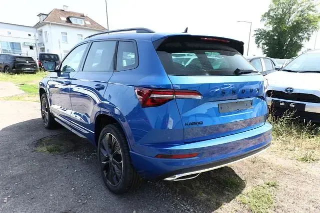 Neu Skoda Karoq SportLine 150 PS (110 kW) 2026 Moonweiß perleffekt moonweiß perleffekt SUV