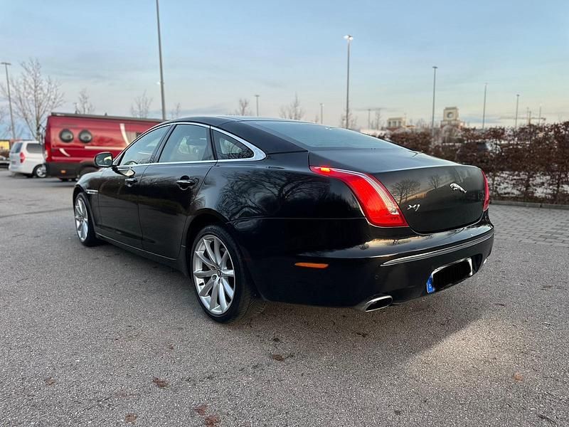 Gebraucht Jaguar XJ Premium Luxury 275 PS (202 kW) 2011 Schwarz Limousine