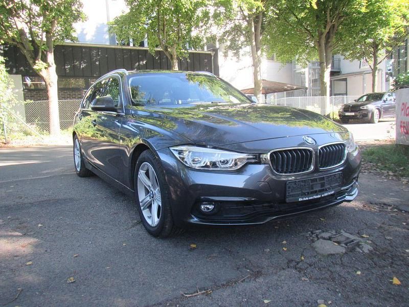 Grau Gebraucht 2019 BMW 320 Sport Line Kombi | 23.390 € (Superpreis) - Bild 1/4
