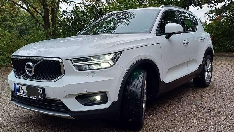 Weiß Gebraucht 2019 Volvo XC40 Momentum SUV | 23.500 € (Fairer Preis) - Bild 1/4