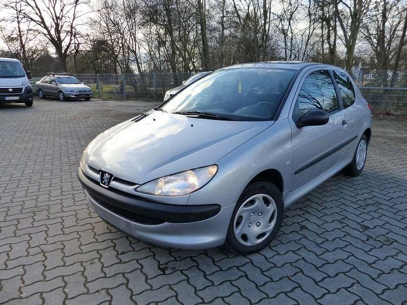 Gebraucht Peugeot 206 60 PS (44 kW) 2001 Silber Kleinwagen