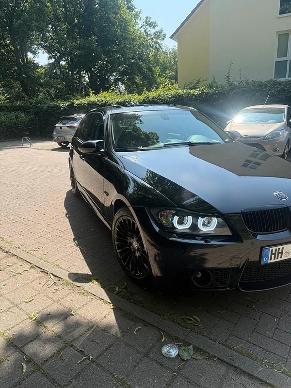Schwarz Gebraucht 2006 BMW 330 Limousine | 7.600 € (Guter Preis) - Bild 1/4