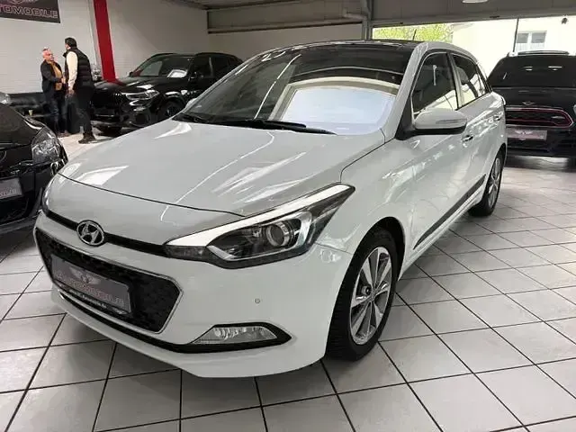 Käytetty Hyundai i20 Style 90 HP (66 kW) 2015 Sedan