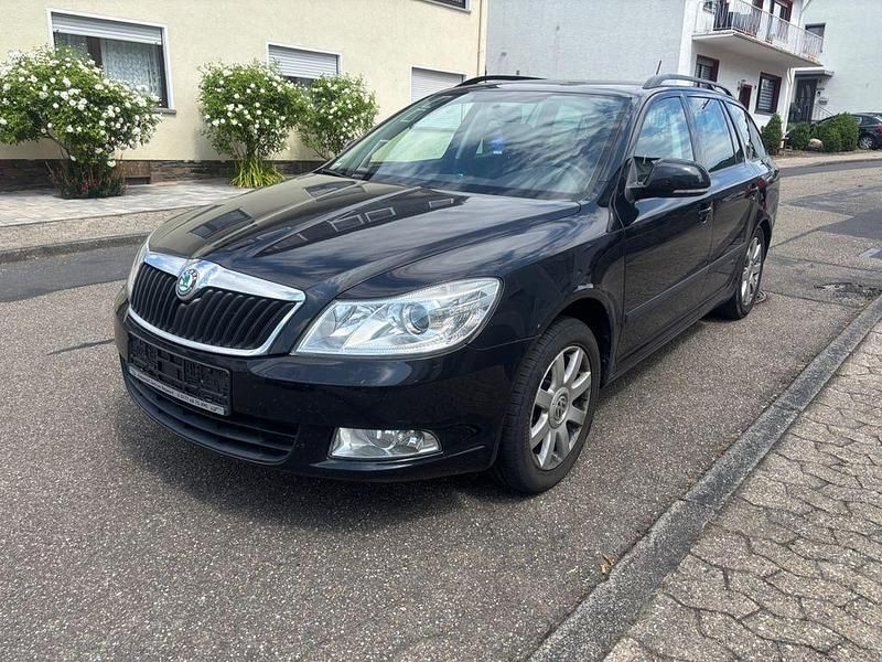 Schwarz Gebraucht 2011 Skoda Octavia Elegance Kombi | 6.900 € (Guter Preis) - Bild 1/4