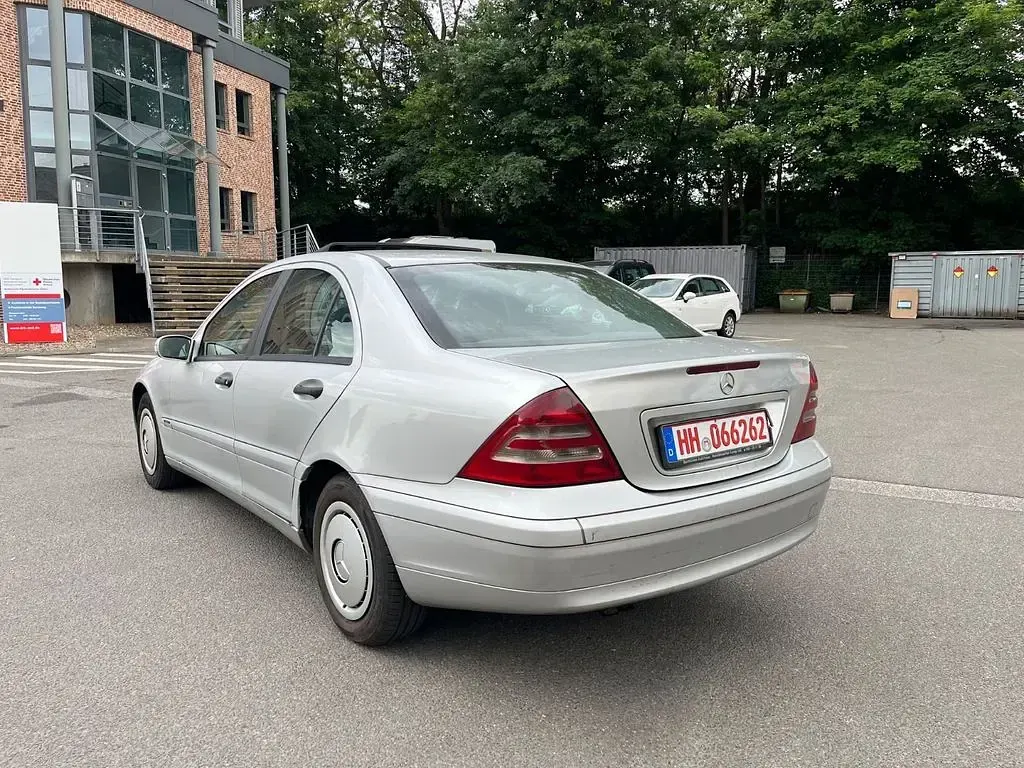 Gebraucht Mercedes C200 Elegance 116 PS (85 kW) 2002 Silber Limousine