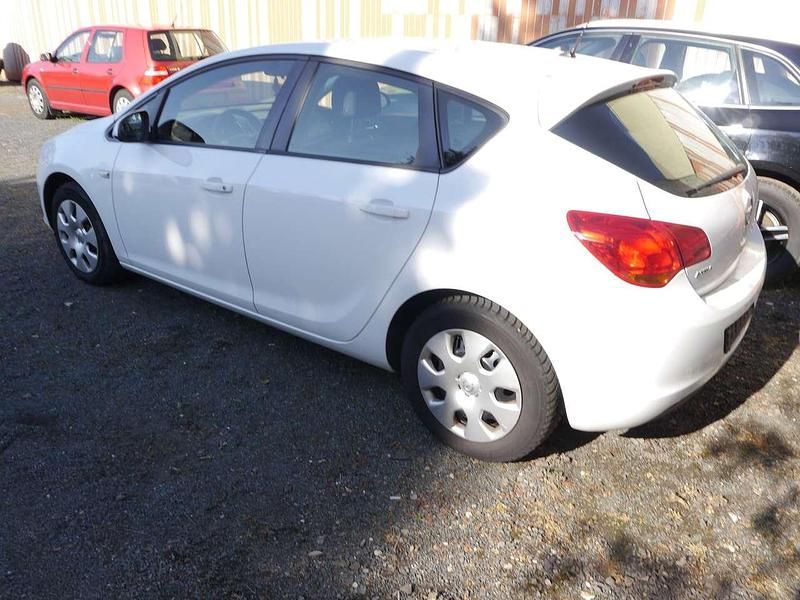 Gebraucht Opel Astra Selection 87 PS (63 kW) 2011 Schneeweiss/summitwhite/arctic Kleinwagen