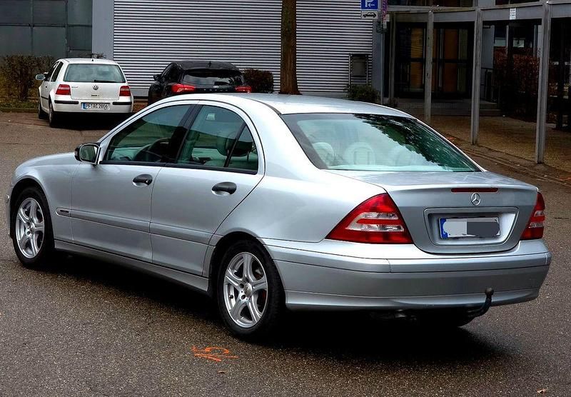 Gebraucht Mercedes C220 Classic 150 PS (110 kW) 2004 Silber Limousine