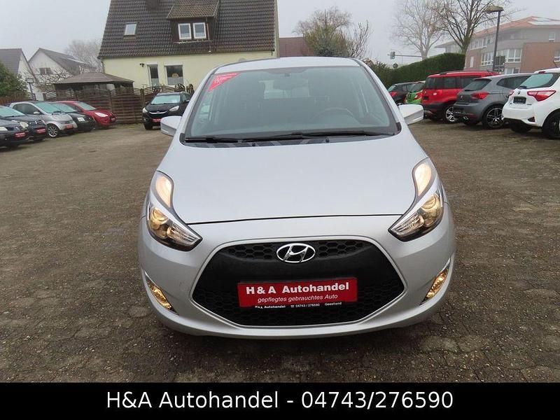 Grau Gebraucht 2016 Hyundai ix20 Kleinwagen | 7.299 € (Guter Preis) - Bild 1/4