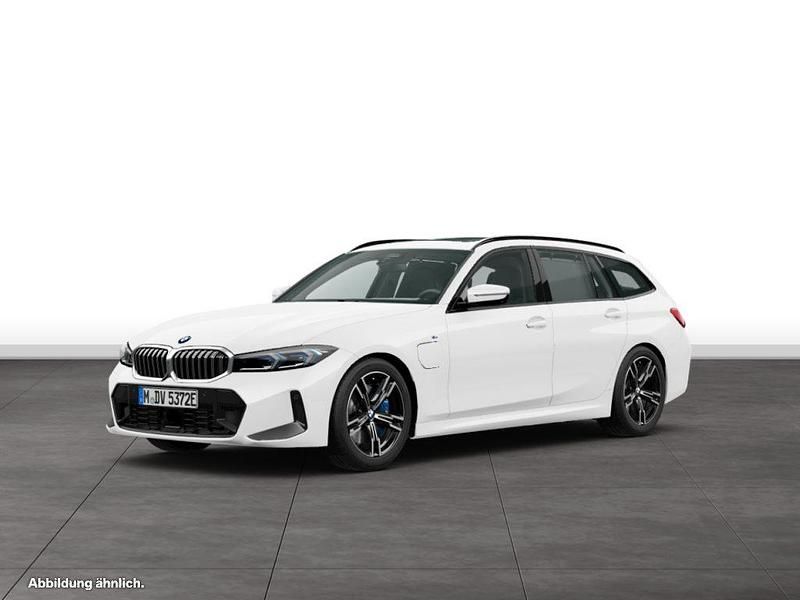 Weiß Gebraucht 2024 BMW 330e Kombi | 54.348 € - Bild 1/2