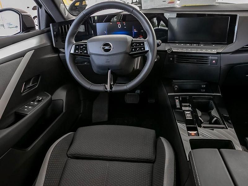 Neu Opel Astra Enjoy 131 PS (96 kW) 2025 Silber Kombi