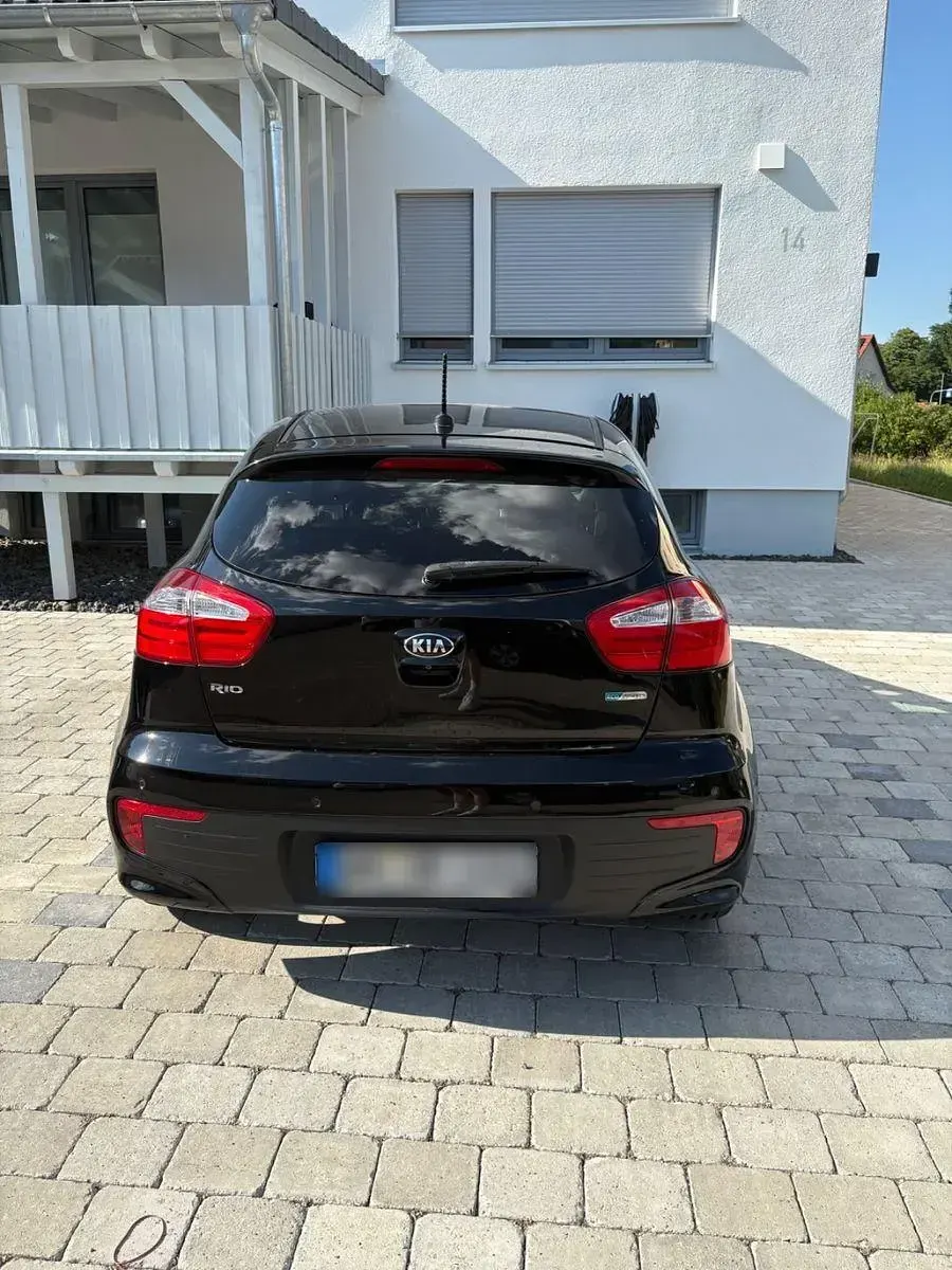 Gebraucht Kia Rio Attract 84 PS (61 kW) 2014 Schwarz Limousine