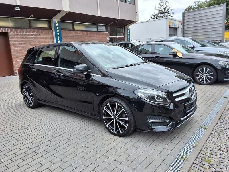 Schwarz Gebraucht 2015 Mercedes 200 Limousine | 15.900 € - Bild 1/4