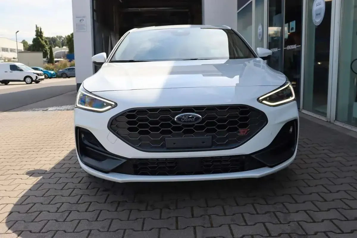 Neu Ford Focus ST 280 PS (205 kW) 2026 Frozen white Limousine