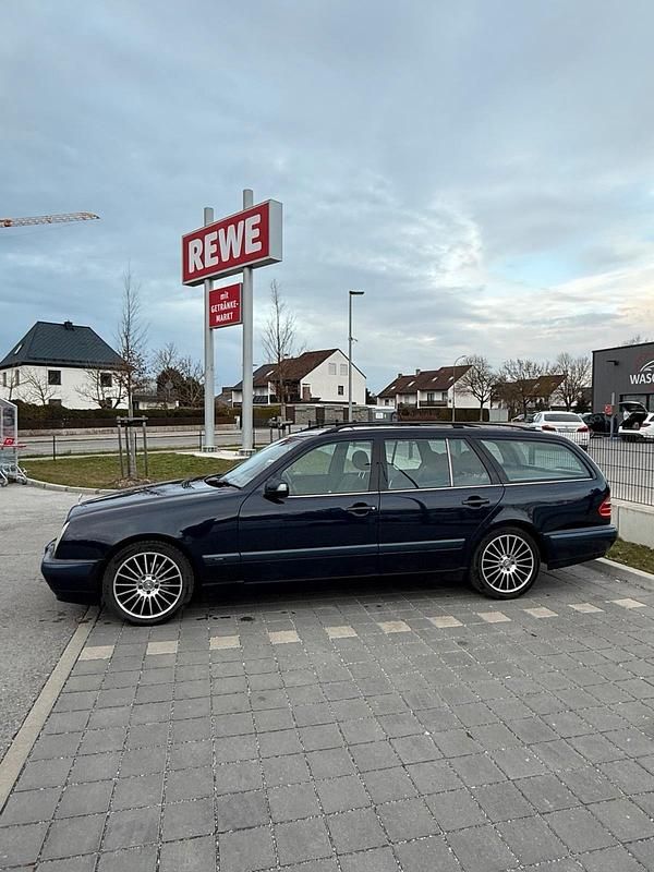Gebraucht Mercedes E220 140 PS (102 kW) 2002 Blau Kombi