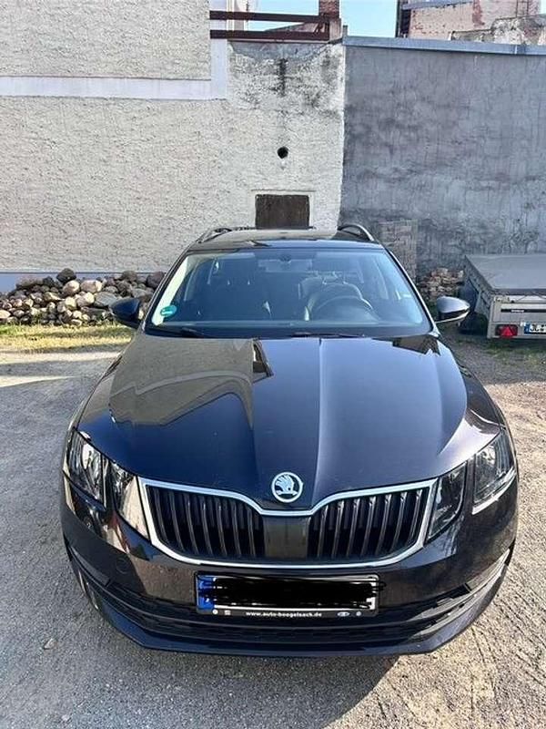 Schwarz Gebraucht 2017 Skoda Octavia Ambition Kombi | 14.900 € (Fairer Preis) - Bild 1/4