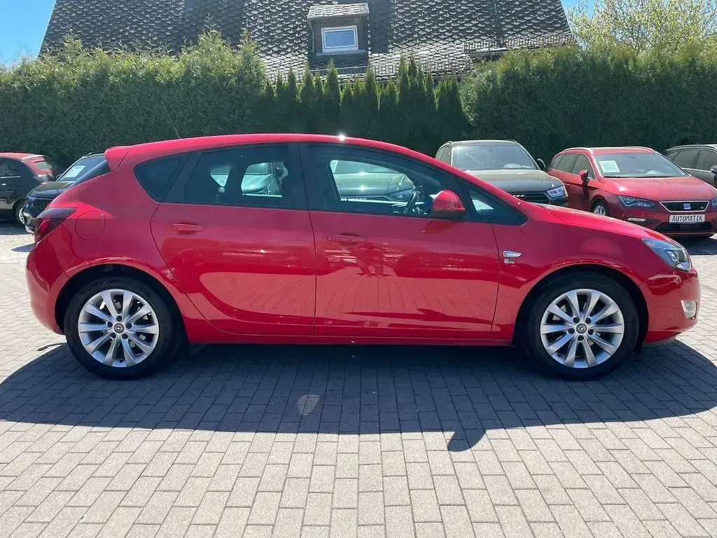 Usata Opel Astra 131 CV (96 kW) 2012 Rosso Berlina