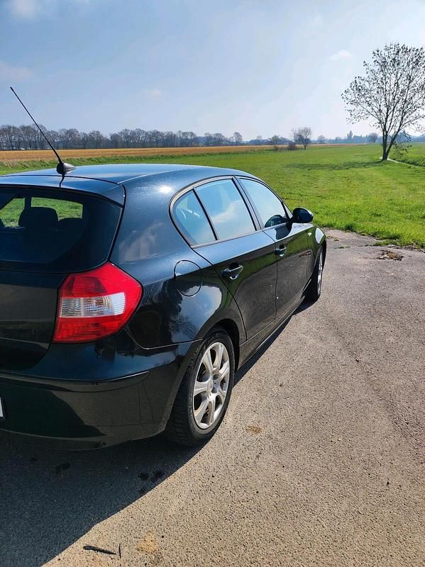Gebraucht BMW 118 122 PS (89 kW) 2006 Schwarz Kleinwagen